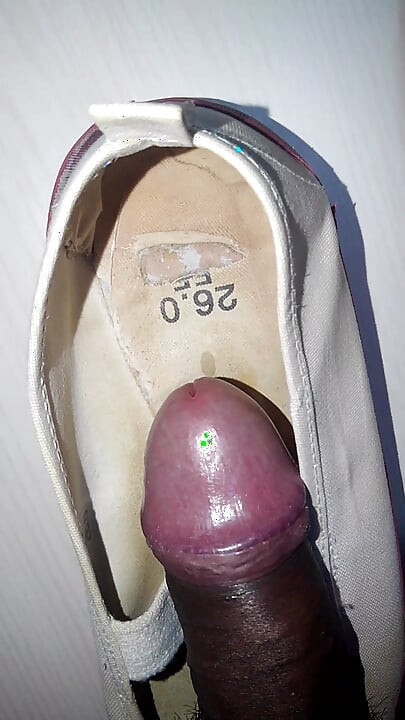 Éjaculation dans des chaussures d’école, partie 3
