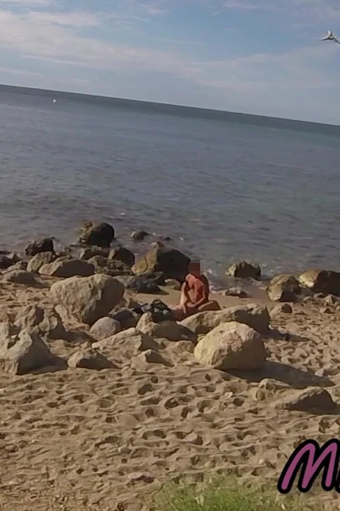 陌生人发现我的妻子在裸体海滩上抚摸和操我的大鸡巴