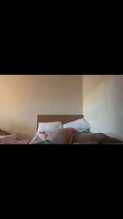 Památný okamžik z "Starší ženy se ohýbají nahé v posteli. Prsatá sexy matka"