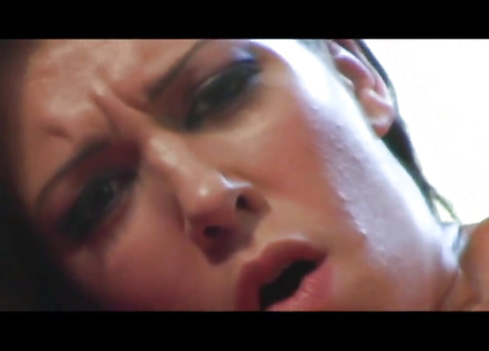 자위하는 섹시한 털이 무성한 보지