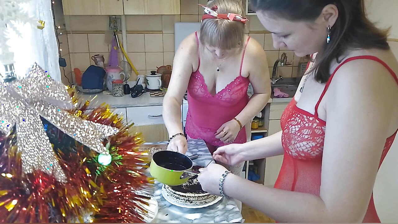 Robię słodkie śniadanie nago z moją cycatą mamuśką.