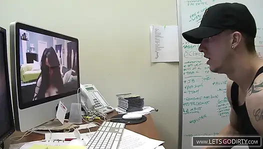 Güzel siyah amcık, ilk kez beyaz yarağı deniyor