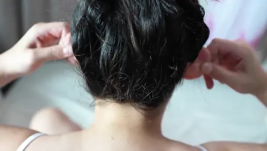 Aku menarik telingaku dan aku punya fetish telinga, aku hanya akan menarik telingaku berdua.