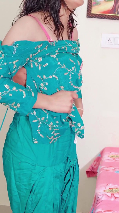 18 ปี Priya เปลี่ยนเสื้อผ้าน่ารักผิดพลาดเมื่อ jija ji มาจากด้านหลังและเย็ดจัดหนักจากด้านหลังในเสียงภาษาฮินดี | คลิป 1