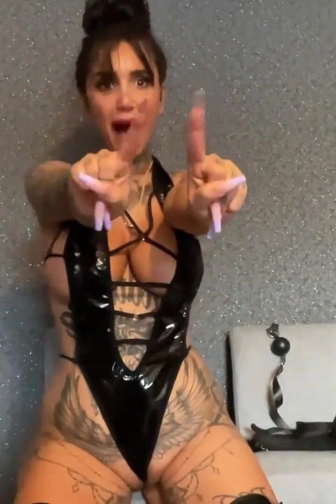 Cette MILF tatouée dominante commande tes caresses maintenant