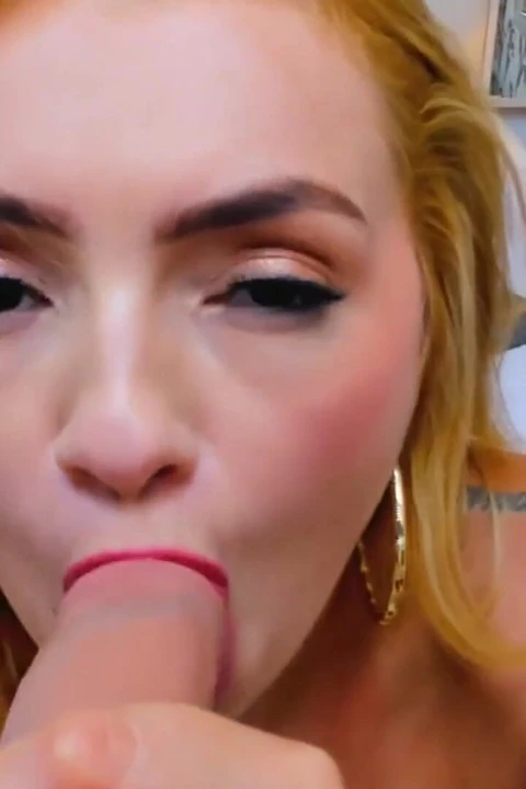 Si blonde menelan zakar getah dan gags keras