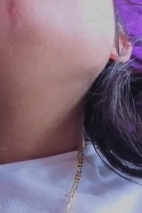 巨大なディルドが彼女の処女の秘部を破壊する