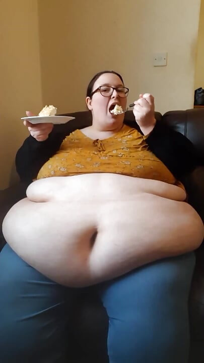 สาวตัวใหญ่สวยกินเค้กกับท้องออก