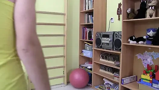 Lesbian remaja sange saling muasin memek satu sama lain dengan mainan seks