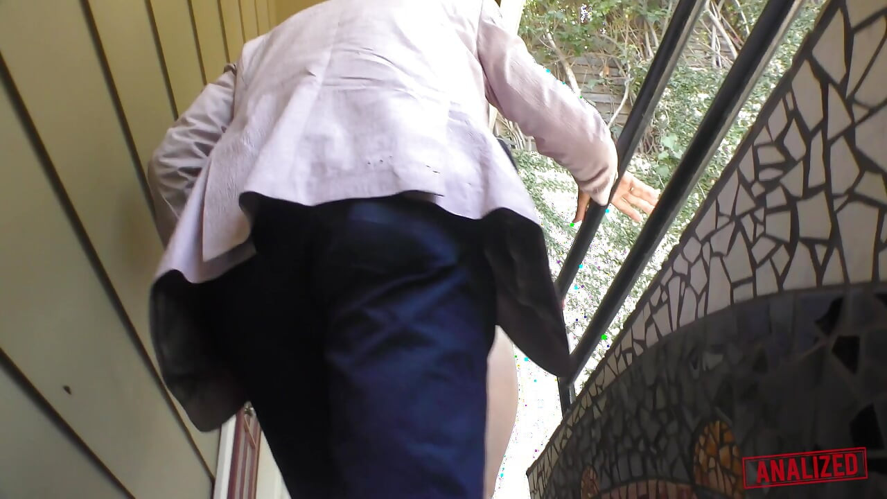 きれいなアナル娼婦ケイシー・カルバートの激しい屋外アナルセックス