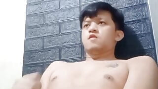 Twink Asiatique Excité Travaille Sa Bite Dure Jusqu’à Jouir