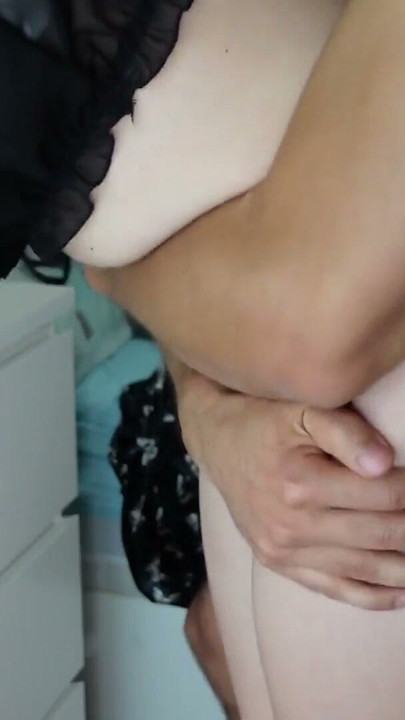 Soție amatoare cu țâțe mari își ispitește soțul cu o ținută fetiș sexy | Clipul 2