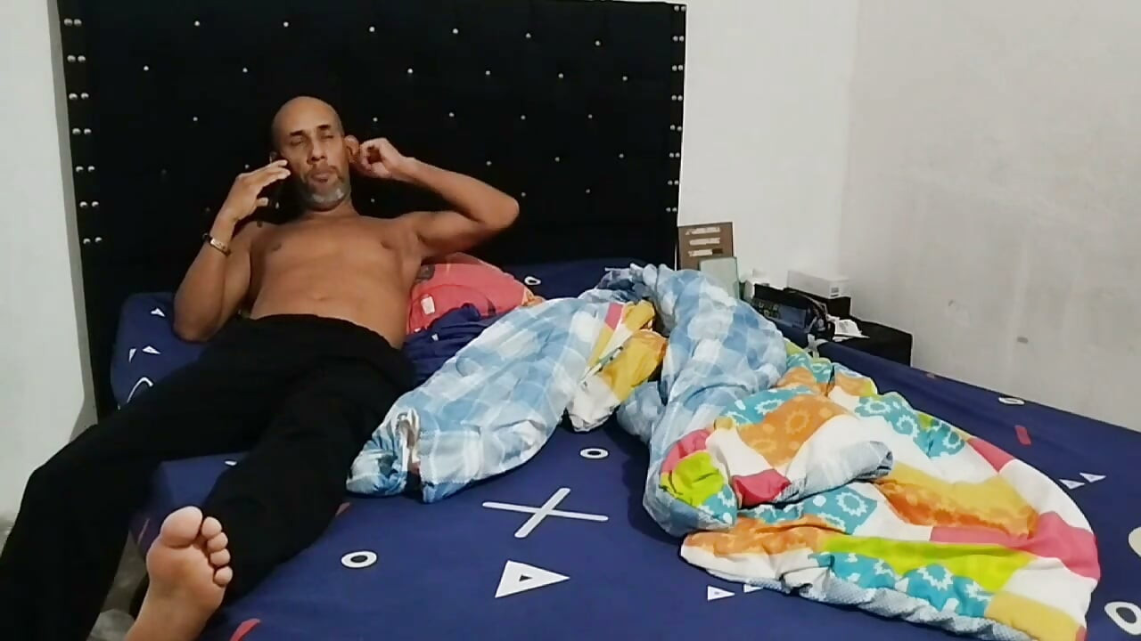¡Por favor! La hijastra queda al cuidado de su padrastro pervertido y él termina follándosela con su polla grande.
