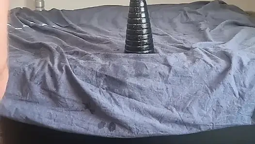 Yalnız gay twink büyük piramidin dildosunu alıyor - aşırı anal esnetme