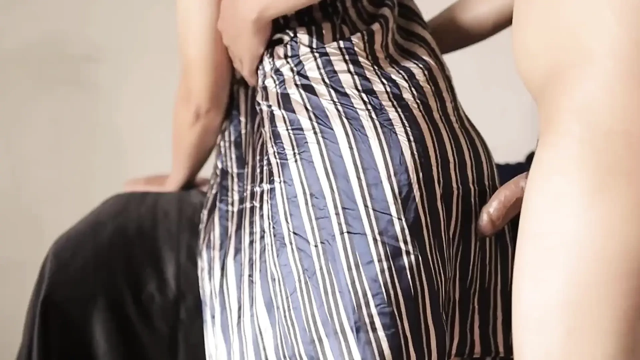 印度女孩与巨大的多汁的屁股涂油按摩和后入操在缎子