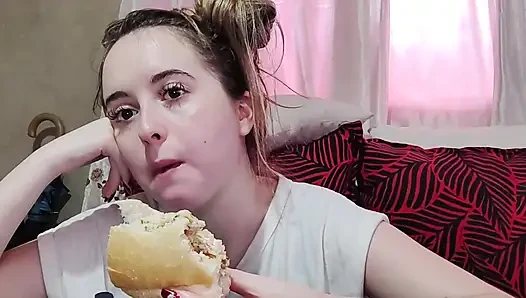 Kirazlı domatesli omletli sandviç yiyor