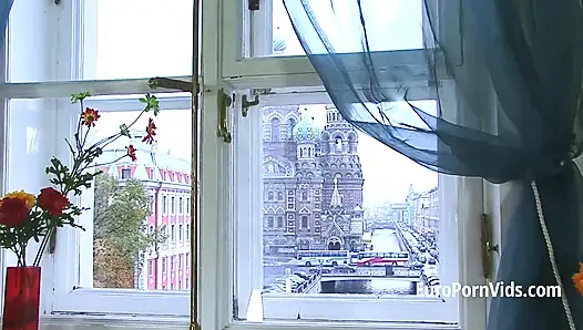 Юную девушку жестко трахнули в задницу у окна