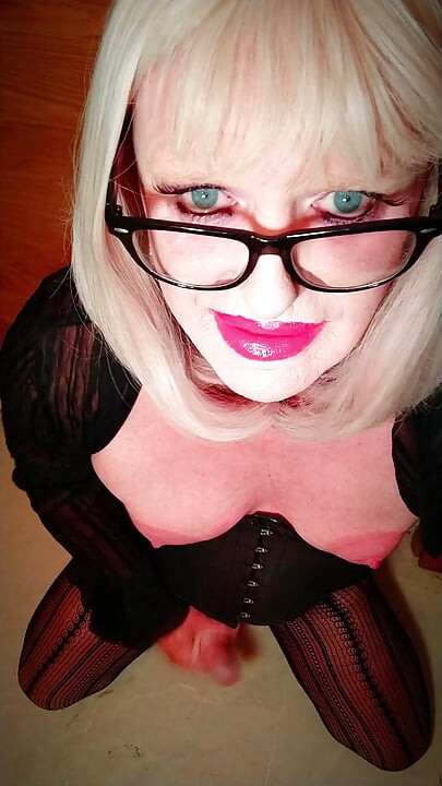 Wielkie sutki Tgirl spuszcza się wszędzie