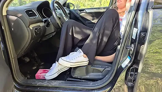 Öffentliche Fahrt mit ferngesteuertem Vibrator lässt Mädchen während hart kommen und im Auto ficken