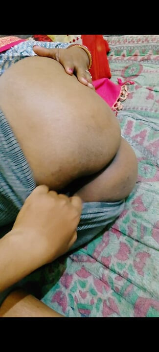 Akeli bhabhi ne chut ki chudai toy se kiya