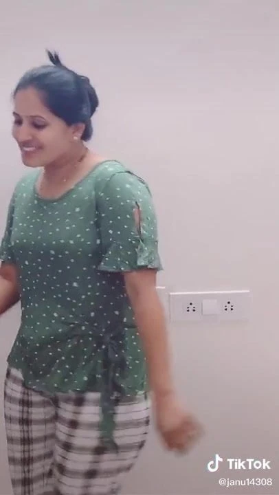 Janu hot and sexy dance... her gaand is big and sexy