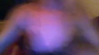 Leuke milf masturbeert op webcam
