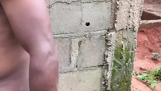 Tamamlanmamış bir binanın içinde büyük üçlü grup sikiş