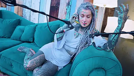 J - Jelousy hakkında konuşuyorum - asmr podcast sfw konuşuyor gotik sıska kız dreadlocks dövmeli model dövmeli kız