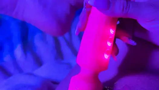 Извращенная студентка трахает свою киску, думая о своем отчиме