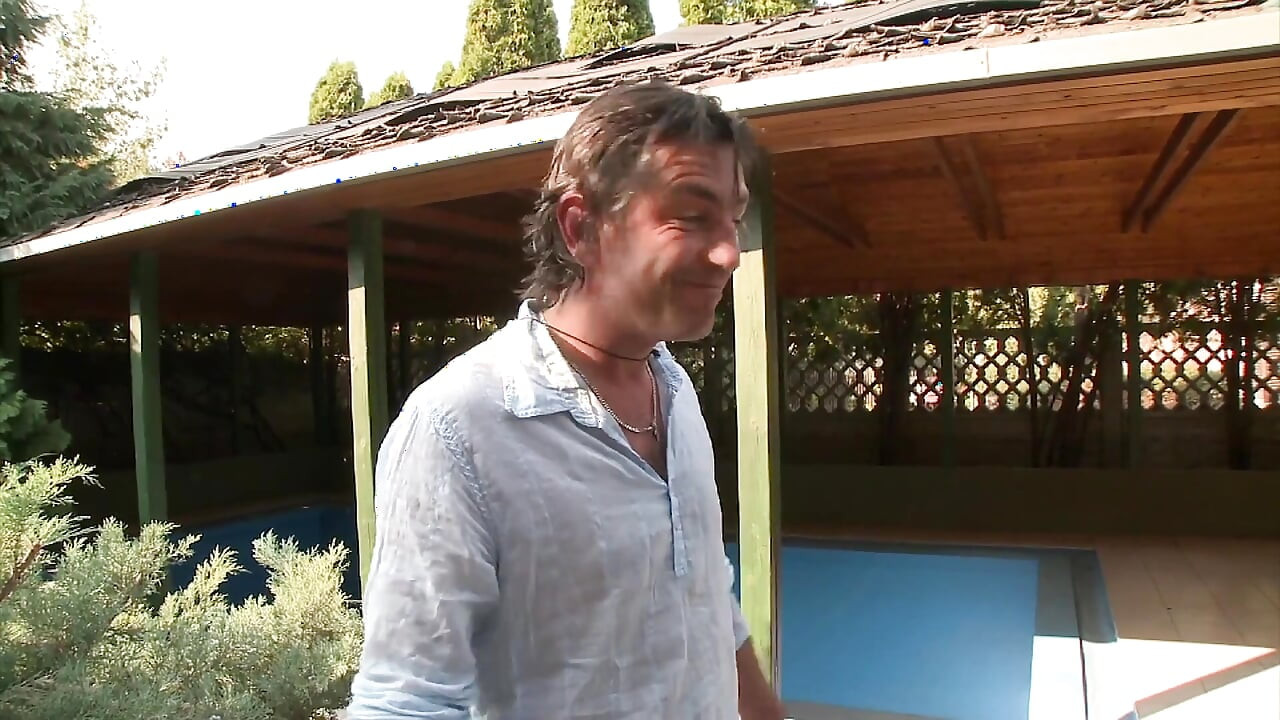 Vecină blondă sexy futută tare în sufragerie