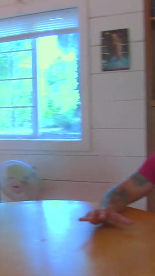 sie erklaert ihrem mann weso sie so hat von den fensterputzern gefickt wurde | Clip 1
