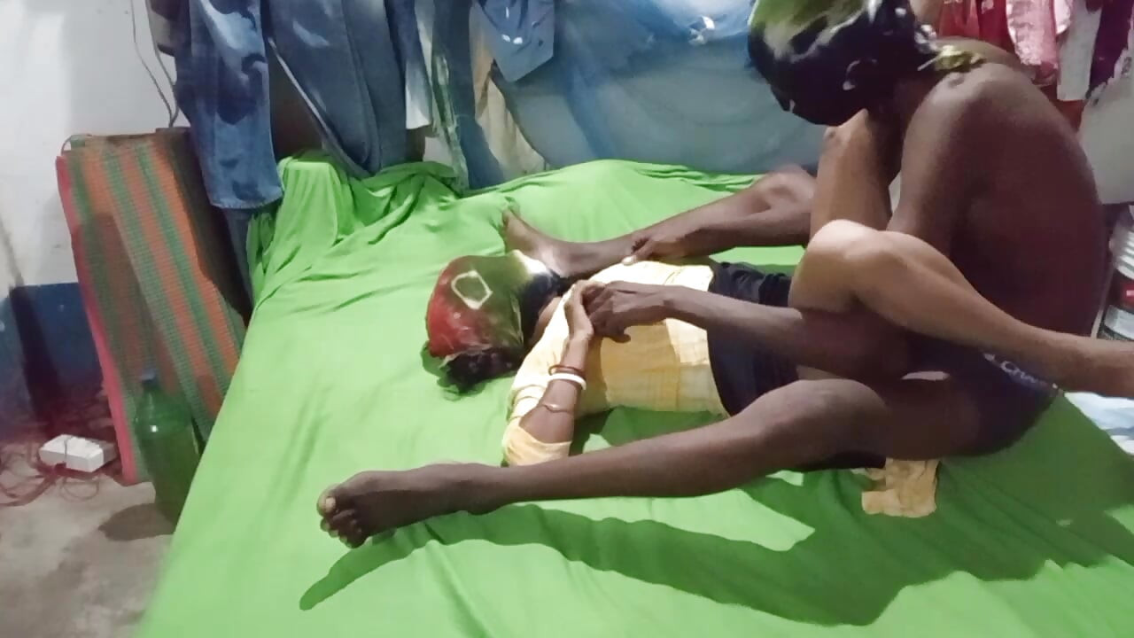 Mătușa Indiancă Desi K Saath Gand Ki într-un videoclip romantic cu sărutări
