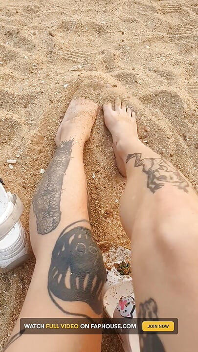 Obdivuj své prsty na nohou v Crocsech na pláži