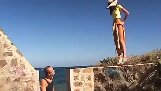 Arap Fransız sürtük anal sikiliyor ve ayaklarına boşalıyor