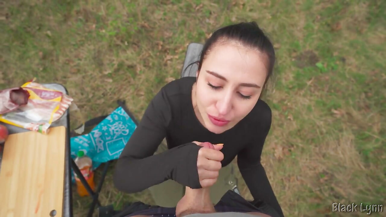 Un străin flămând își oferă pula în schimbul unui sandviș - VEDERE LA PERSOANA 1