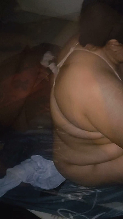 바이럴 아마추어 영상. 음란한 아내가 바람난 남자를 집으로 불러들여 풍만하고 섹시한 몸을 탐하게 한다. 남편이 없는 사이… | 클립 1