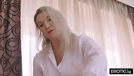 Üvey annenin süt göğüsleri sikişirken azgın sallıyor