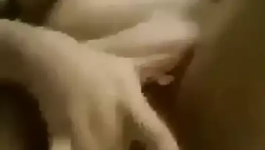 Une salope arabe se masturbe sa grosse chatte arabe