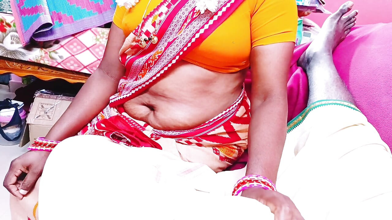 شاركت ربة منزل خجولة ليلة سرية من العاطفة مع رجل كبير.