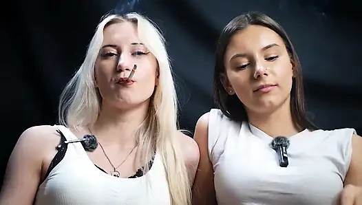 Zwei mädchen, die sich entspannen zusammen, teilen zigaretten und lachen in einer gemütlichen studioszene