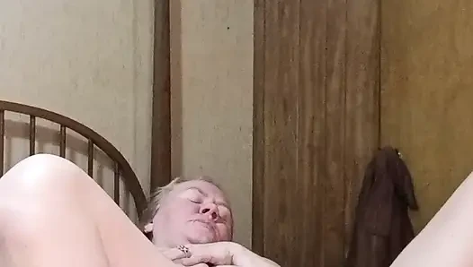 Возбужденная милфа по вызову