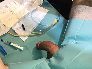 Primeira inserção dolorosa de cateter no buraco do xixi - gozada