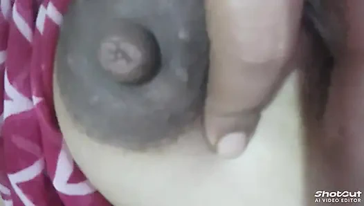 Bhabhi ji desi chuchi chuchi se nikalta doodh