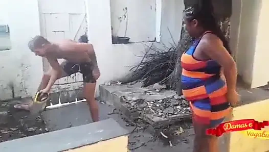 Tombul hayran beni odun kesmeye davet etti, o da vajinasında odun aldı