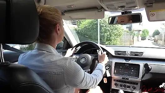 Водитель Uber сосет и трахает костюмера