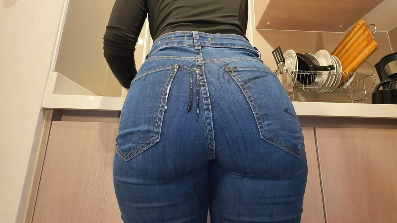 Acabando por el gran culo de mi criada en jeans ajustados mientras lava los platos en la cocina