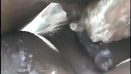 Schwarze hure mit riesigen brüsten, bedeckt mit gepeitschter sahne und dann mit bbc gefickt