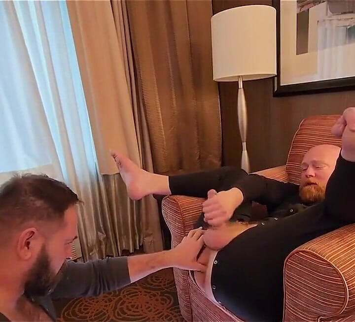 Oso Peludo De Seattle Engendra Cachorro De Pelirroja Logan Stanley En Su Habitación De Hotel
