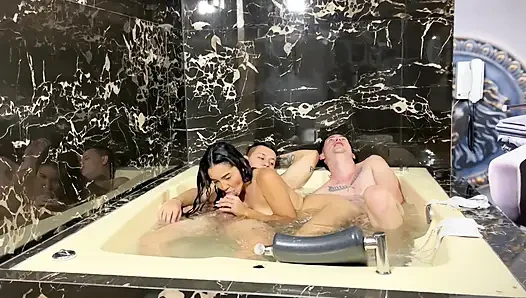 İki Horoz Beni Jakuzide Sikiyor, Ta Ki Jakuzide Göğüslerime Boşalana Kadar Üçlü FMM