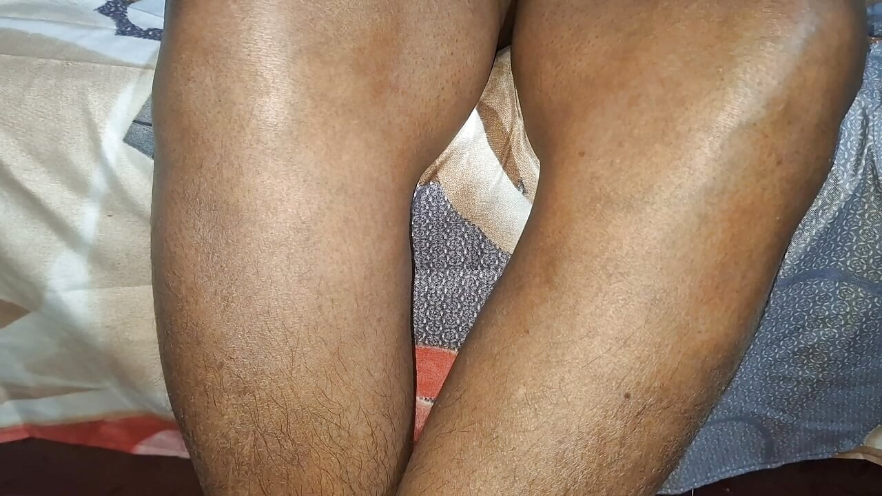 Aziatische milf met natuurlijke grote tieten helpt je om een erectie te krijgen